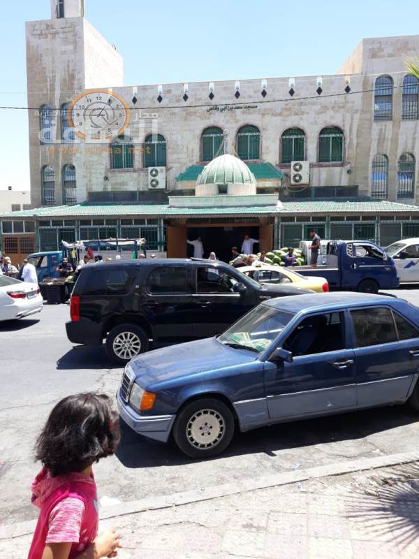 بائعو الخضار أمام المساجد.. أين الأمانة