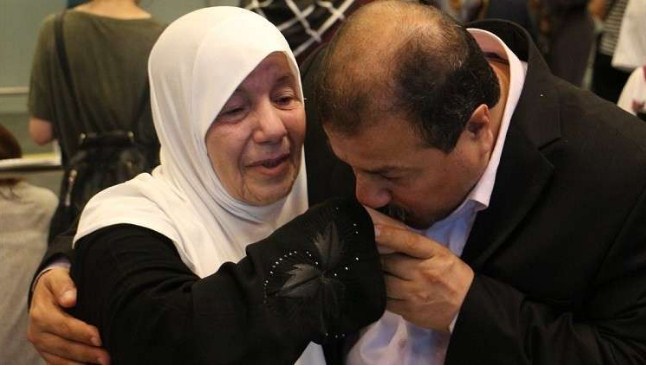 مشاهد مؤثرة.. مبعد فلسطيني يلتقي بوالدته