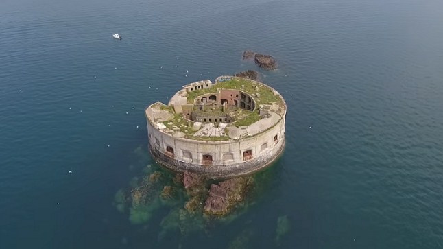 قلعة بحرية للبيع بمبلغ أقل من