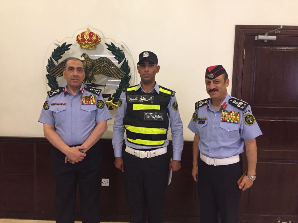 مدير الأمن يكرّم رقيب سير أنقذ