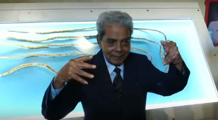 شاهد صاحب أطول أظافر في العالم