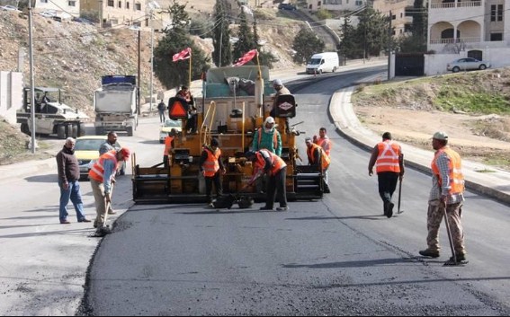 أمانة عمان تواصل أعمال التعبيد ضمن