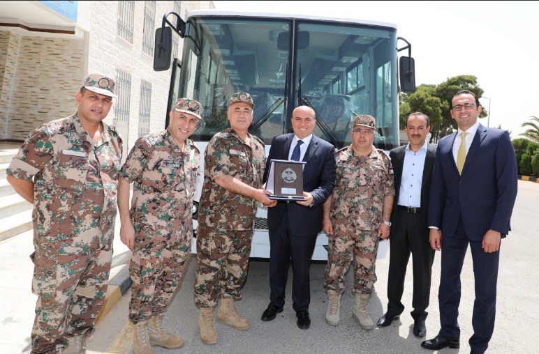 القدرة لتجارة السيارات تسلم حافلة لسلاح