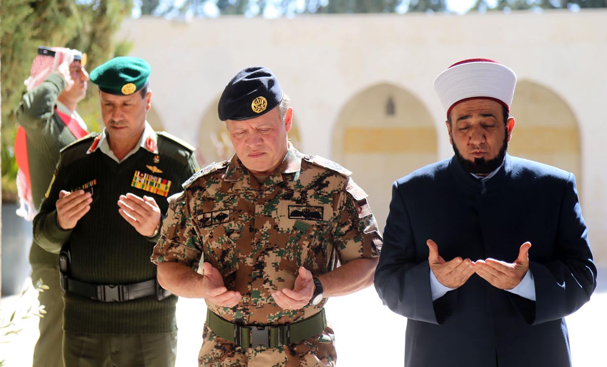 الملك يزور ضريح المغفور له الملك