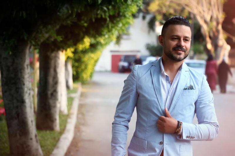 ضيفة شرف تضع عمار حسن في