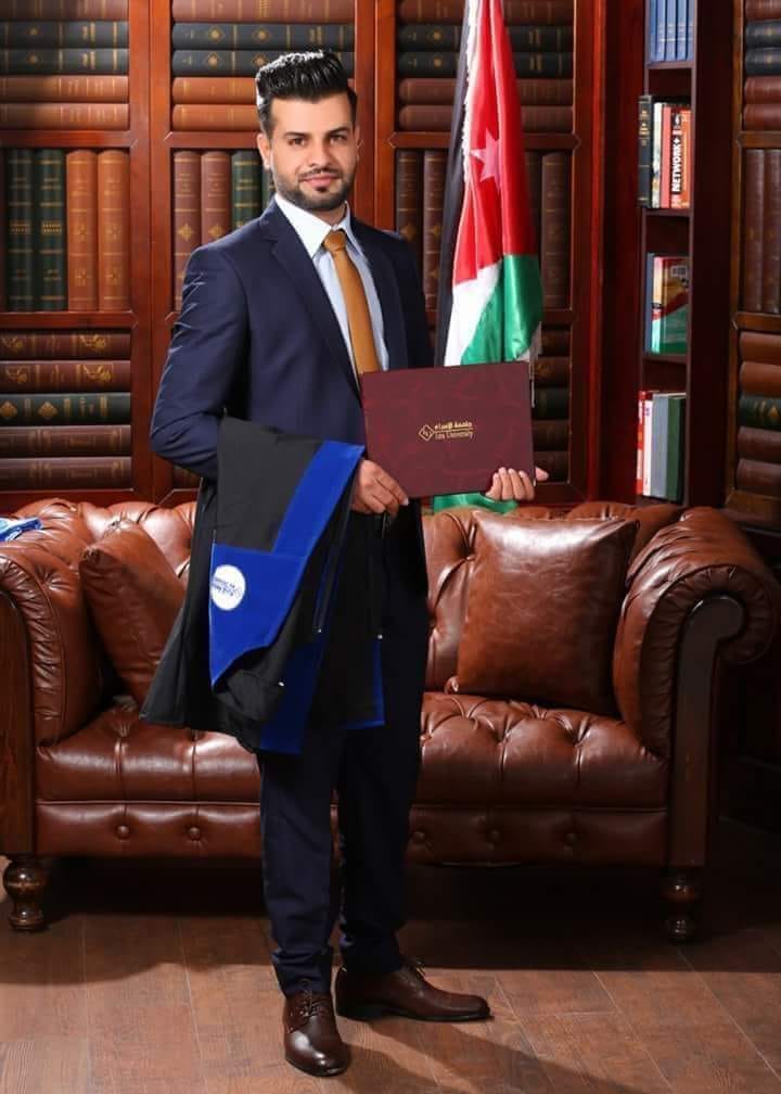 الأهل والأقارب يهنئون ابنهم منتصر الشعراء