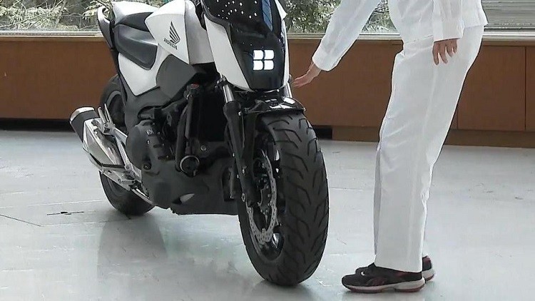 إبتكار دراجة نارية ذاتية التوازن لا