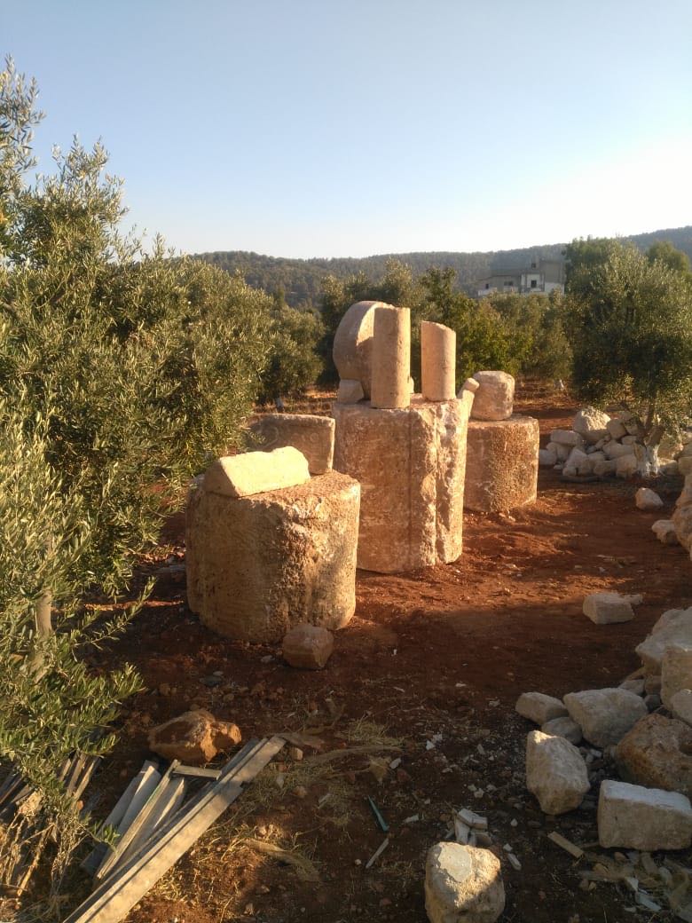 الأمن يضبط قطعا أثرية بمزرعة في