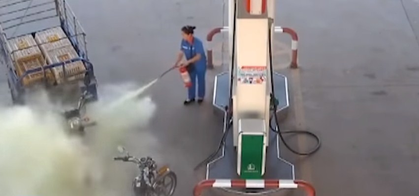 عاملة محطة وقود شجاعة (فيديو)