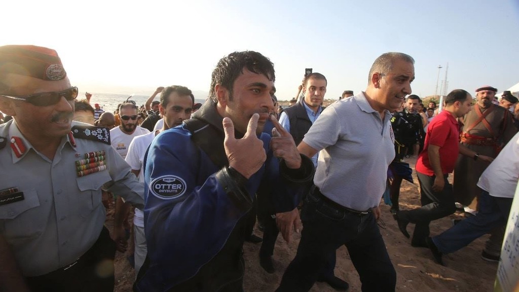 غطّاس أردني يواصل سعيه لدخول موسوعة