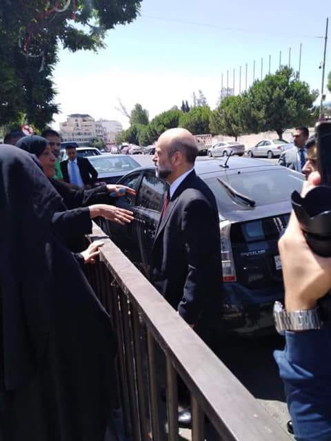 الرزاز يقابل مواطنين اعتصموا أمام ’النواب‘