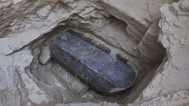 مصر.. فتح تابوت الإسكندرية والعثور على