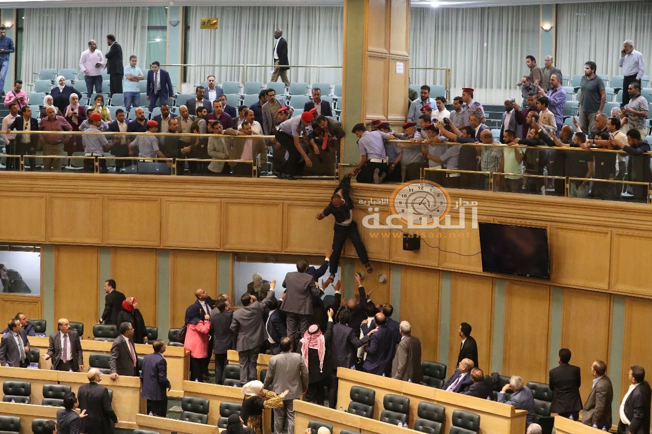 أردني يحاول القاء نفسه من شرفات