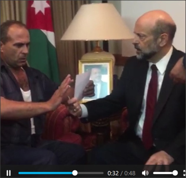 شاهدوا.. ما حدث بين الرزاز والشاب