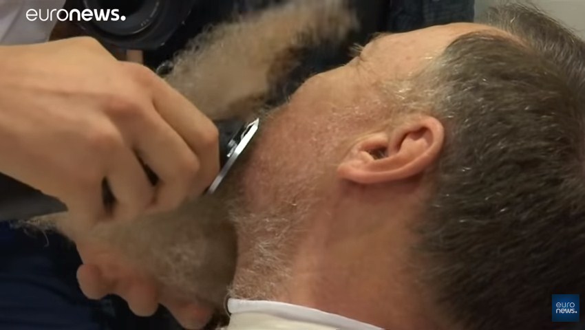 فيديو لسياسي تركي معارض يحلق لحيته