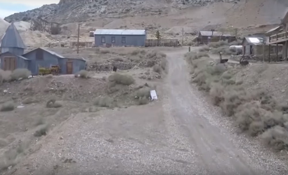 يشتري بلدة مهجورة ويحولها إلى وجهة