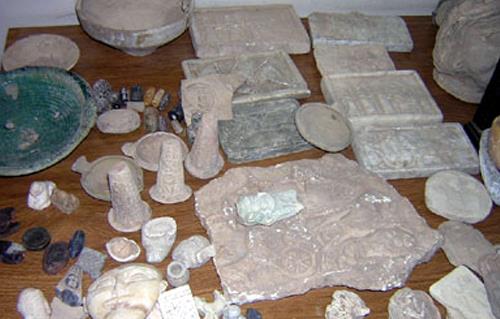 القبض على عصابة بحوزتهم قطع أثرية