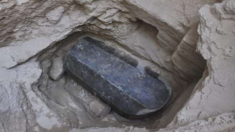 مصر.. فتح تابوت الإسكندرية والعثور على
