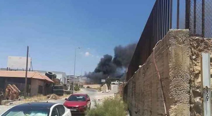 حريق يلتهم هنغر بداخه 4 مركبات