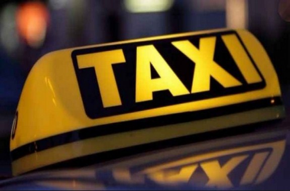 اللوزي يكرم سائق تكسي أعاد مصاغا