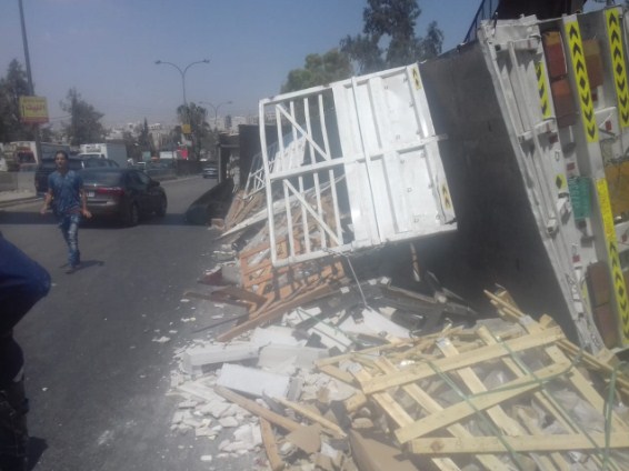 سائق تريلا تحمل لوحة دبي محملة