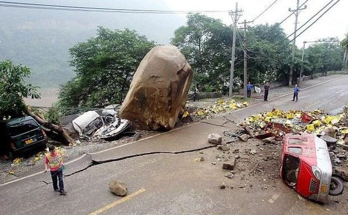 شاهد صخرة ضخمة تختار سيارة لتسقط