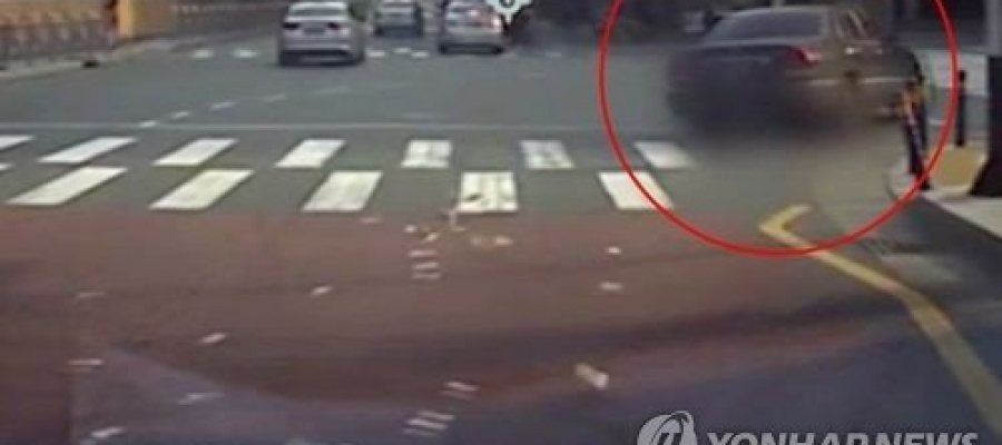 تخيل وأنت تسير بالشارع تلقي عليك