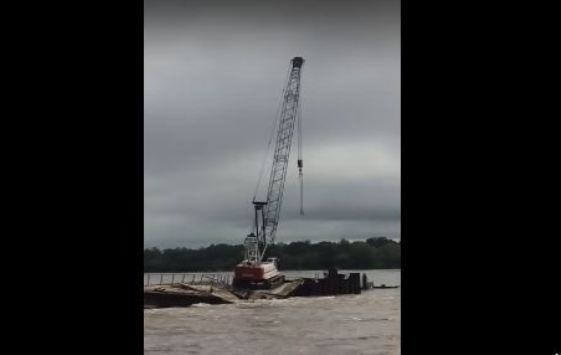 انهيار جسر يربط روسيا والصين (فيديو)