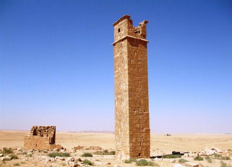 تصدعات في «برج الناسك» بأم الرصاص