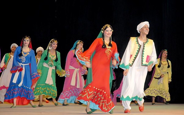 عرض لفرقة رضا للفنون الشعبية على