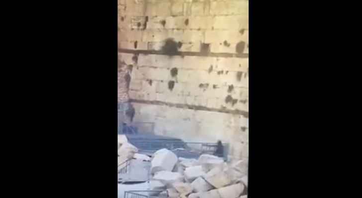 بالفيديو.. سقوط صخرة من حائط البراق