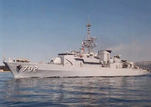 «أنصار الله» تستهدف بارجة سعودية قبالة