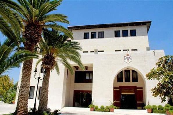 الحكومة تعيد العمل بالإعفاءات الطبية لأبناء