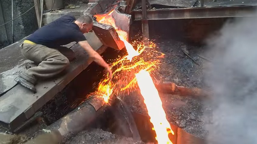 روسي يتحدى حمم الصلب المصهور بيديه