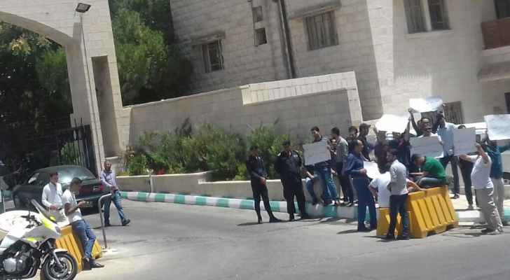 خريجو ’معلم الصف‘ يحتجون على تأنيث