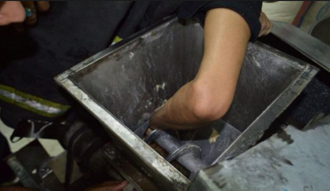 الدفاع المدني يحرر يد شخص علقت داخل