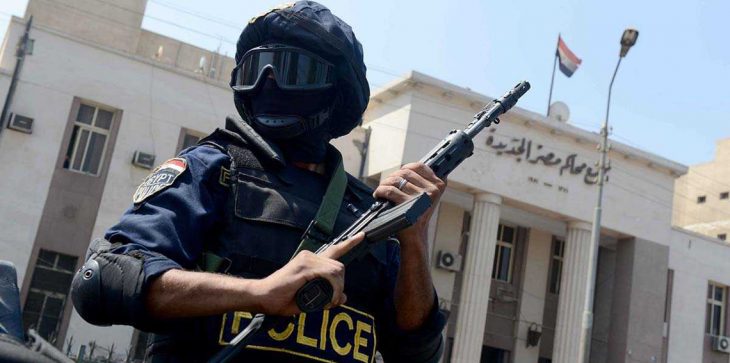 رجل عربي يذبح حماته داخل شقتها