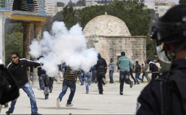 40 إصابة في اقتحام الاحتلال للمسجد
