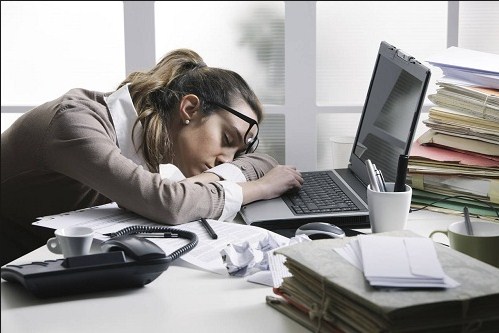 موظفة أمريكية تغفو 3 ساعات يوميا