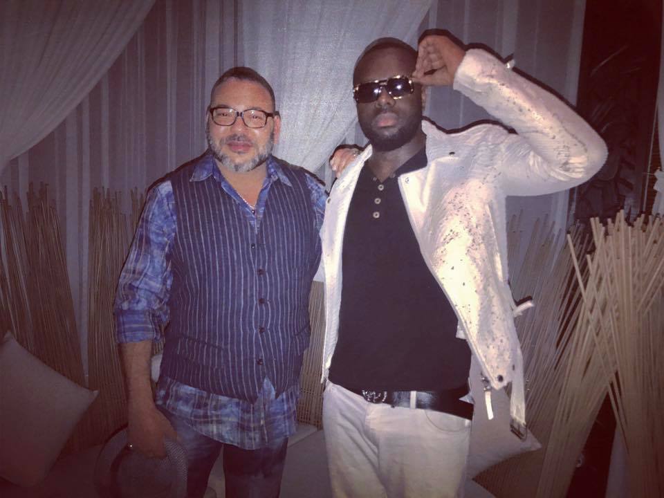 ملك المغرب يتناول البيتزا في مطعم