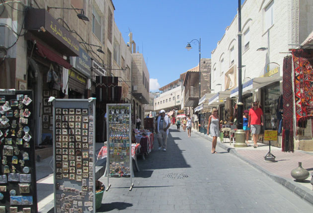 محافظ مأدبا: لا إغلاق للشارع السياحي