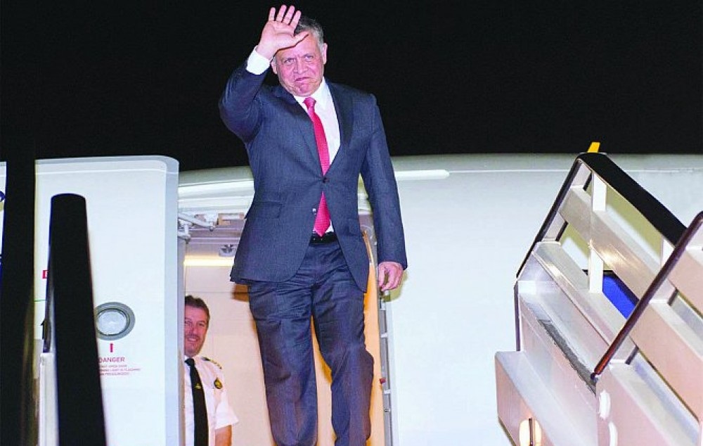 الملك يسافر ولا يغيب