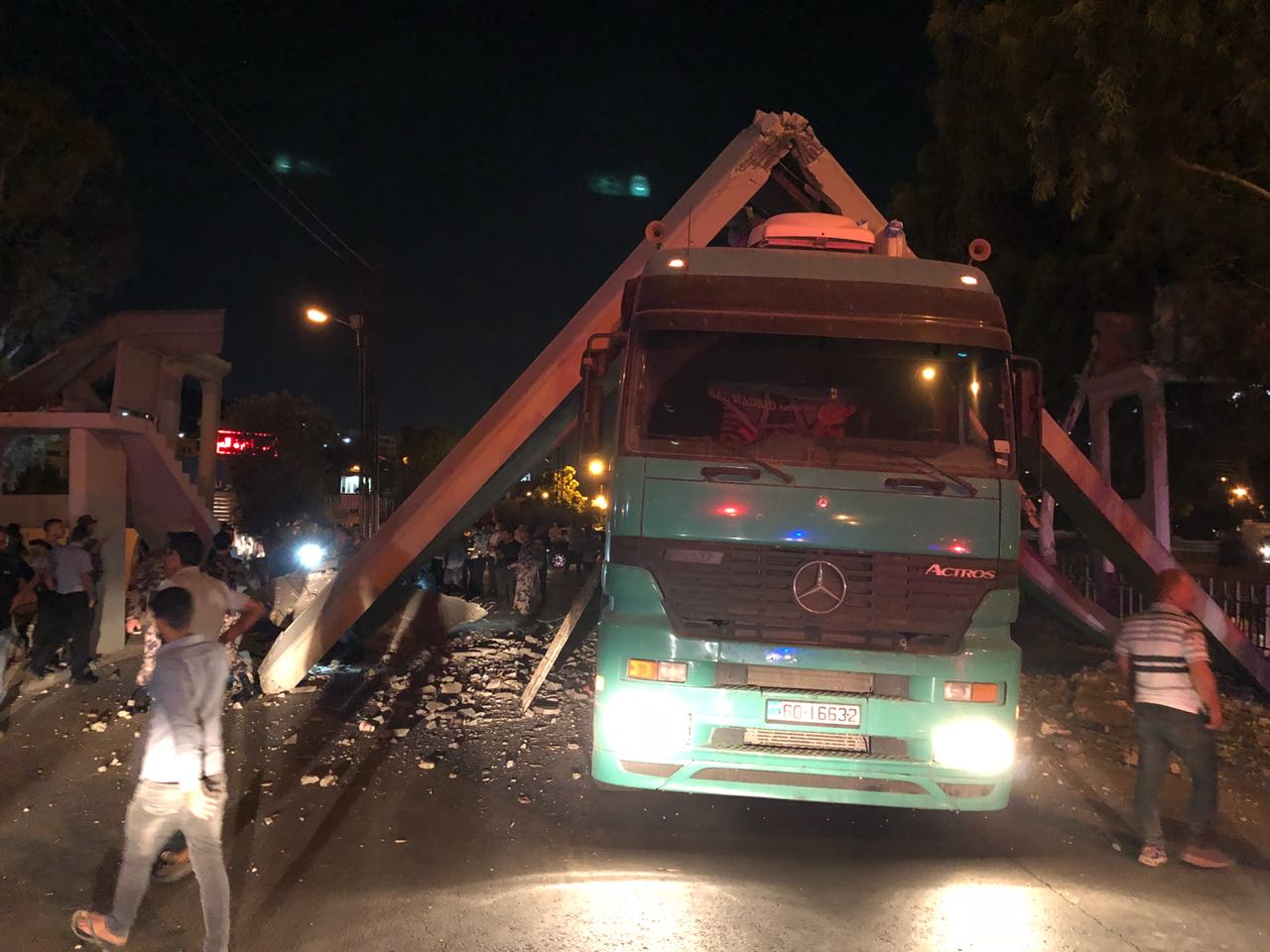 انهيار جزء من جسر للمشاة في