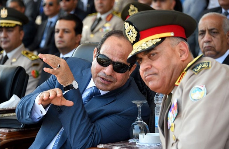 وزيرا الدفاع والداخلية السابقين بمصر رهن