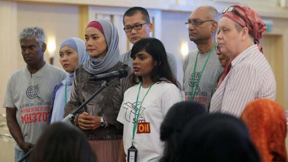 أقارب ركاب الطائرة الماليزية المفقودة: لا