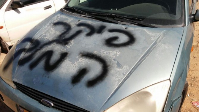 مستوطنون يخطون شعارات معادية ويعبثون بمركبات