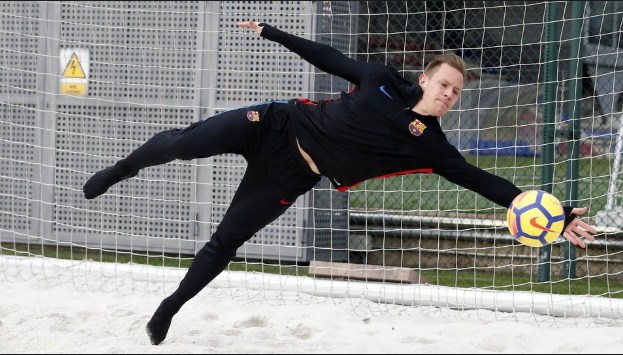 تير شتيجن يكرر عادته مع برشلونة