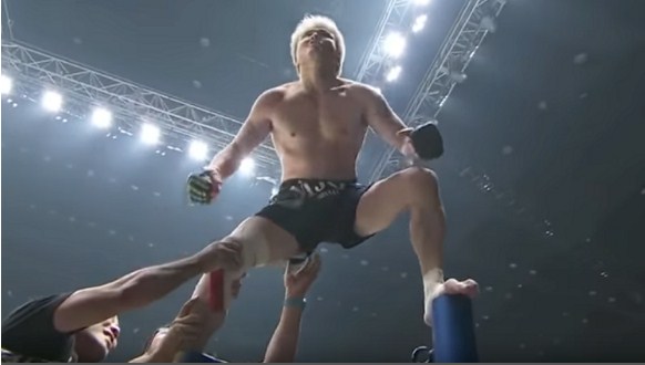 شاهد.. مقاتل ياباني «يدفن» منافسه الأمريكي