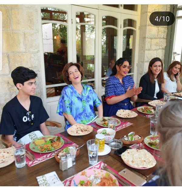 بالصور.. المطربة أحلام برفقة والدة الملكة