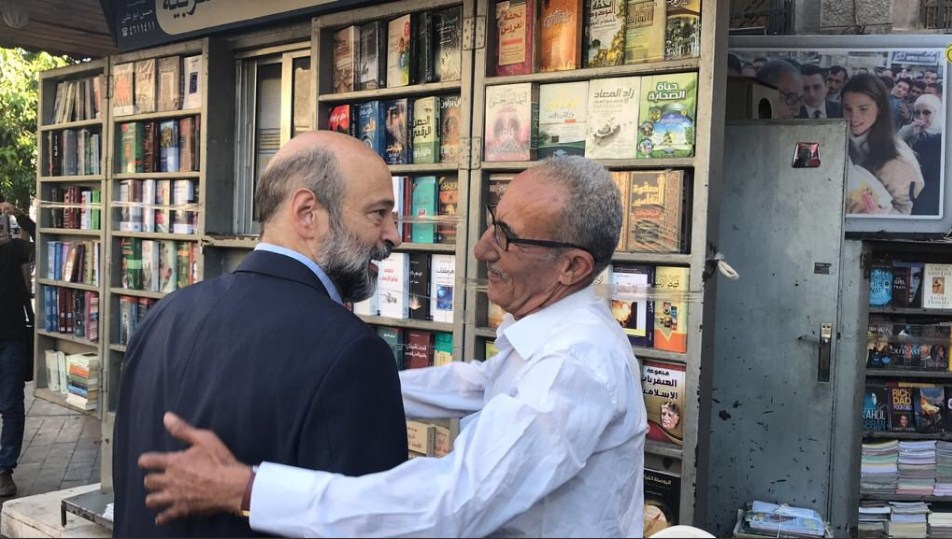 الرزاز يزور «كشك الثقافة العربية» في